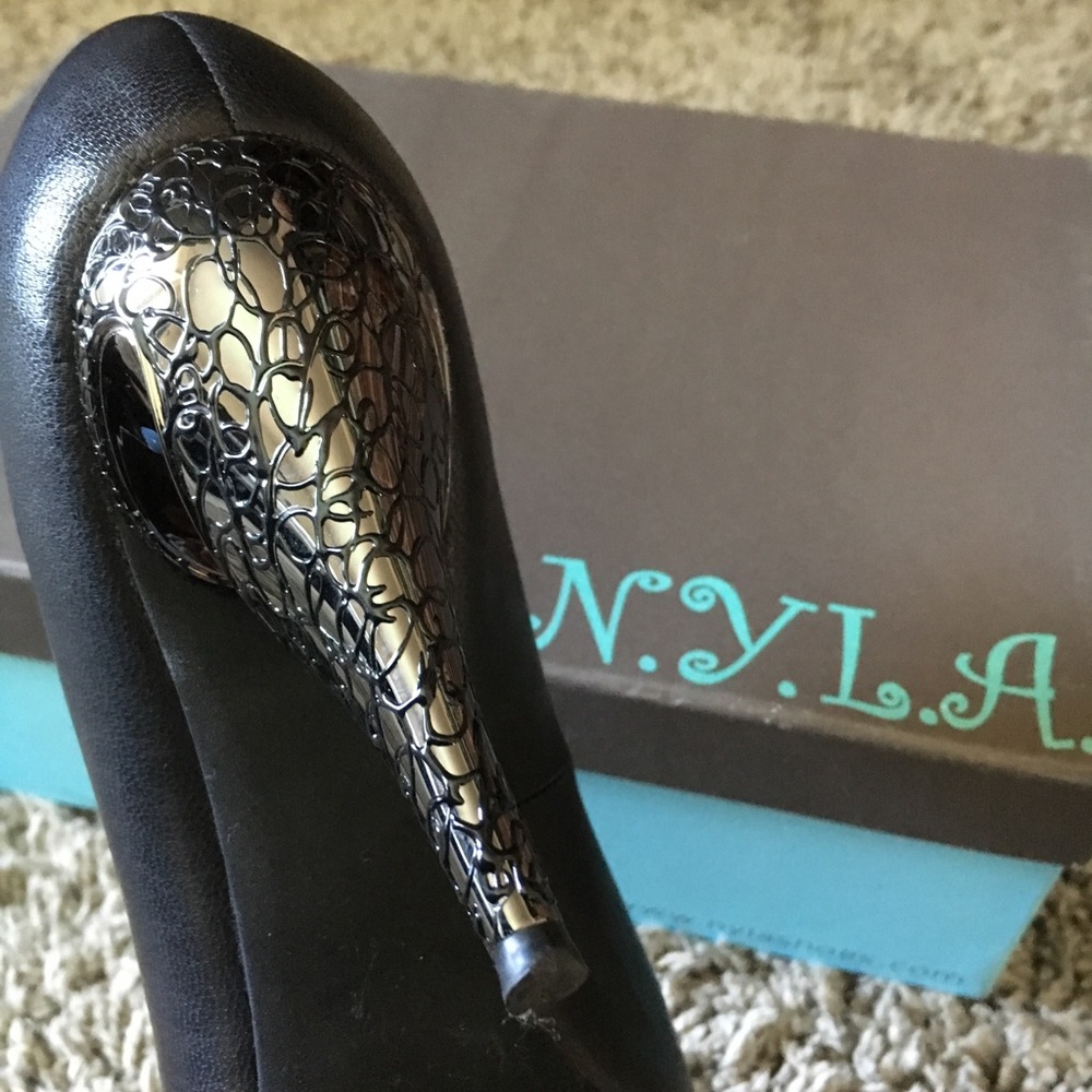 N.Y.L.A Black Leather pumps - Picture 3 of 5